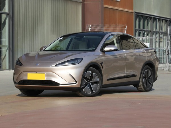 ����������� ���� �� Arcfox Alpha S6 (�������� ����� �6) � �������