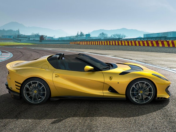����������� ���� �� Ferrari 812 (������� 812) � �������