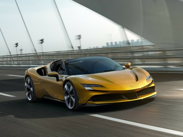 ����������� ���� �� Ferrari SF90 (������� ��90) � �������