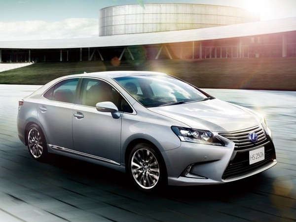 ����������� ���� �� Lexus HS (������ ��) � �������