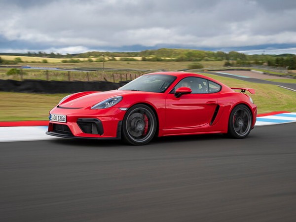 ����������� ���� �� Porsche Cayman GT4 (����� ������ ��4) � �������