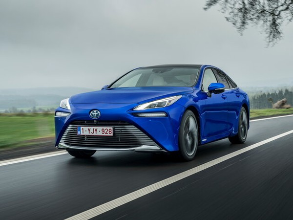 ����������� ���� �� Toyota Mirai (������ �����) � �������